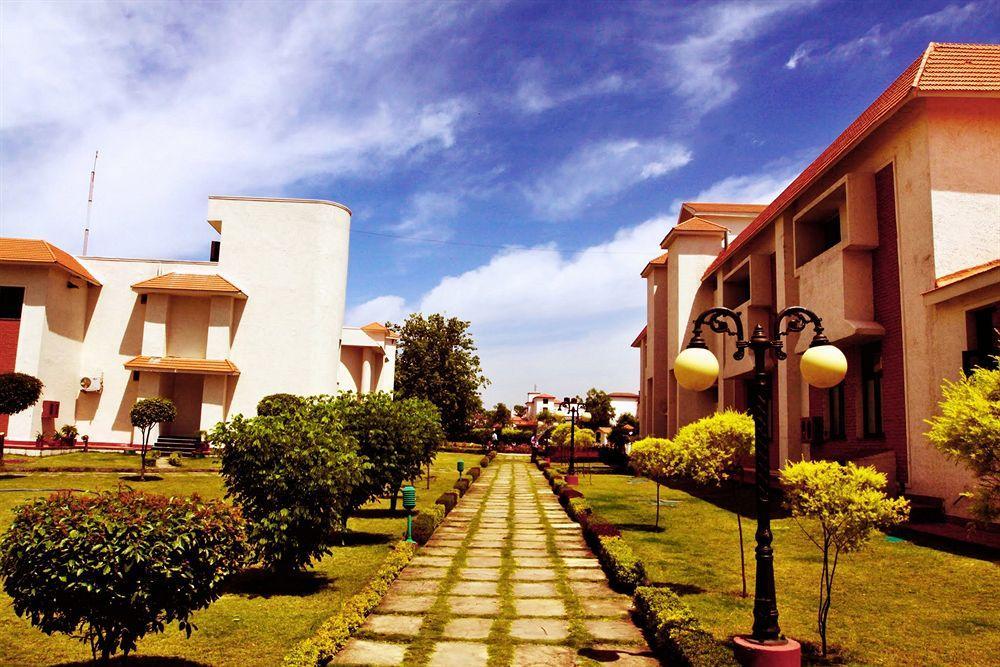 فندق Rishīkeshفي  Naturoville Ayurvedic And Yoga Retreat المظهر الخارجي الصورة